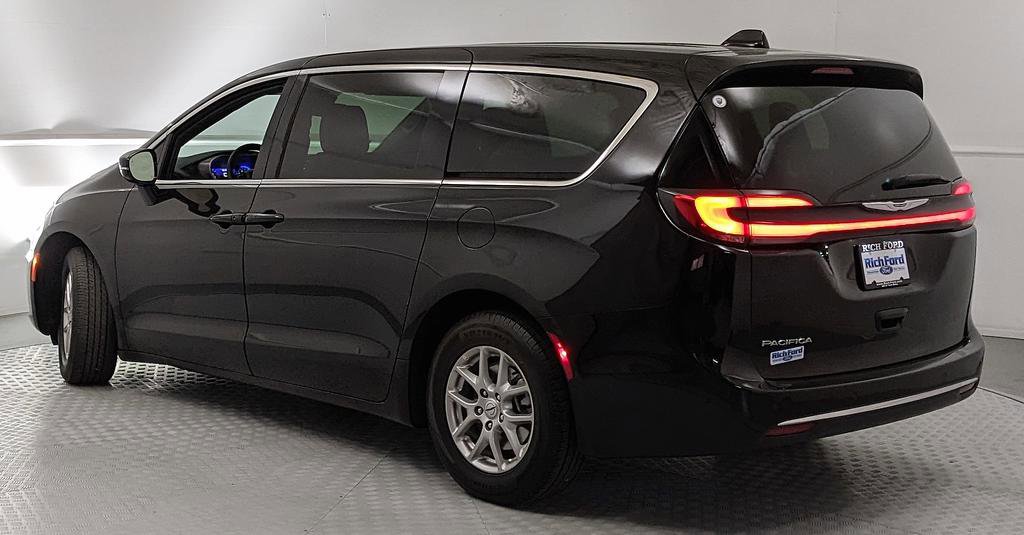 Used 2025 Chrysler Pacifica Select FWD image 3