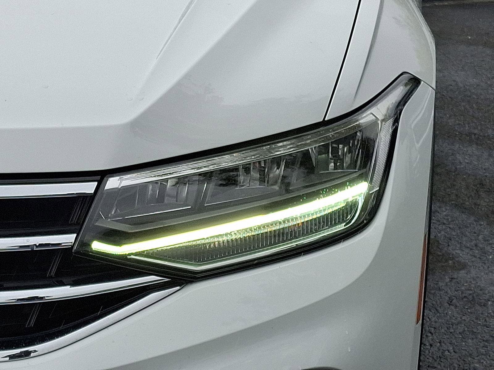 Used 2022 Volkswagen Tiguan SE w/ Panoramic Sunroof Package image 8