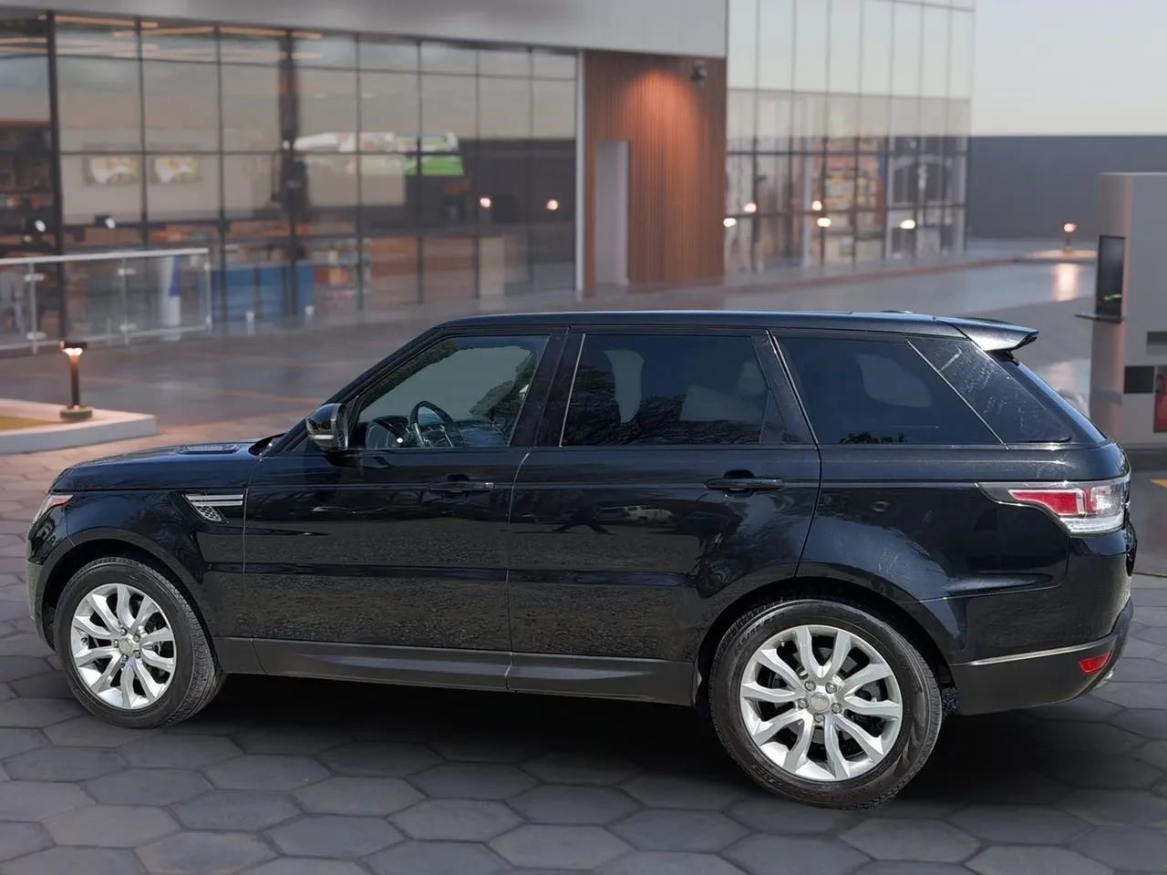 Used 2014 Land Rover Range Rover Sport HSE image 4