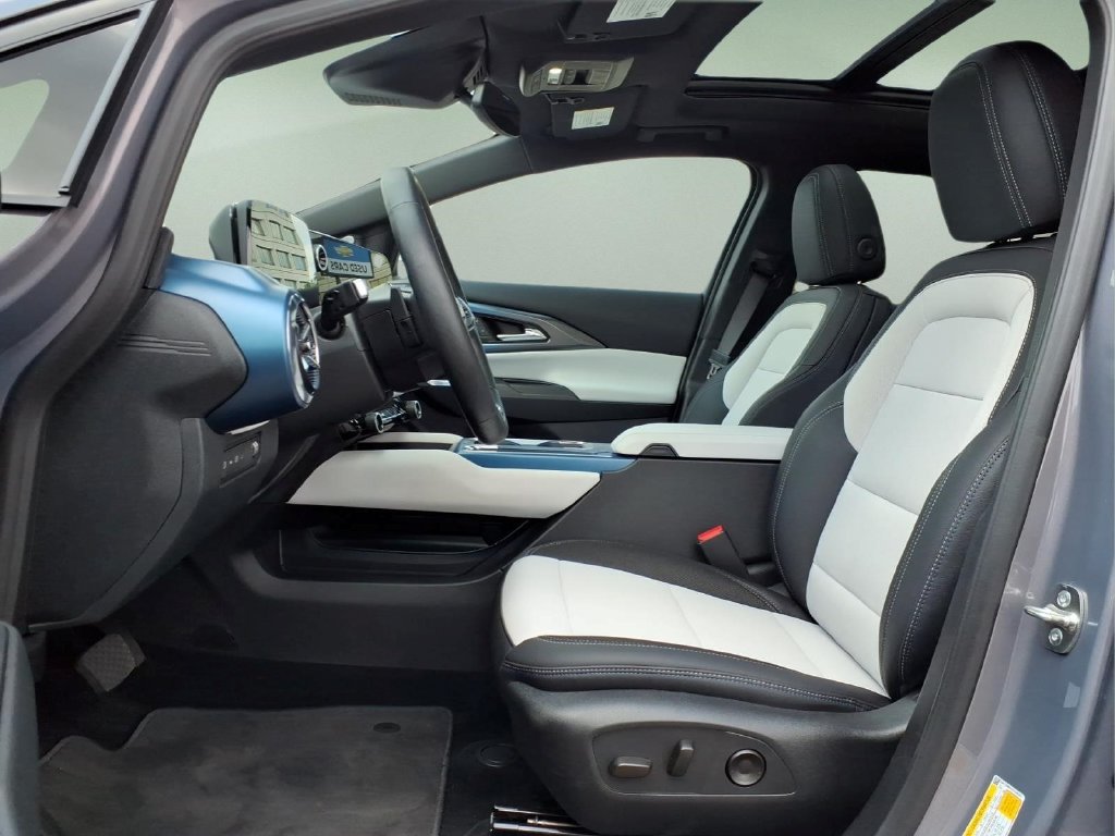 Used 2026 Chevrolet Equinox EV LT FWD image 2