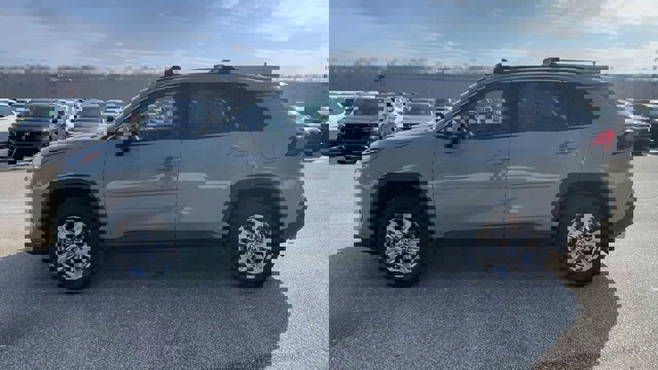 Used 2022 Toyota RAV4 XLE w/ Convenience Package image 6