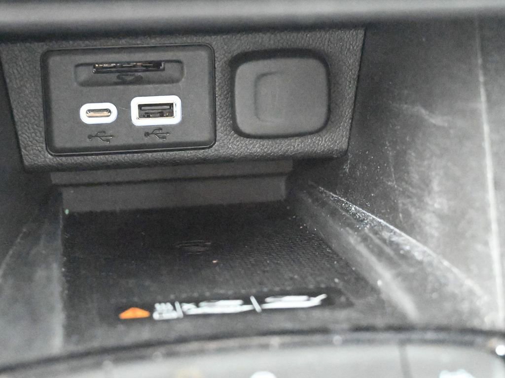 Used 2022 Chevrolet Bolt EUV LT w/ Convenience Package image 29