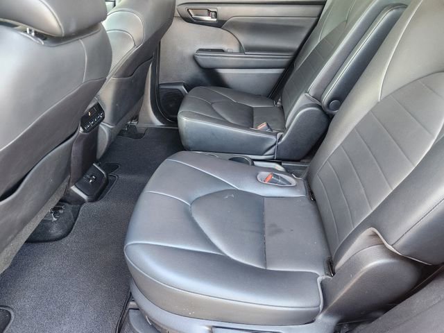 Used 2021 Toyota Highlander XLE image 30