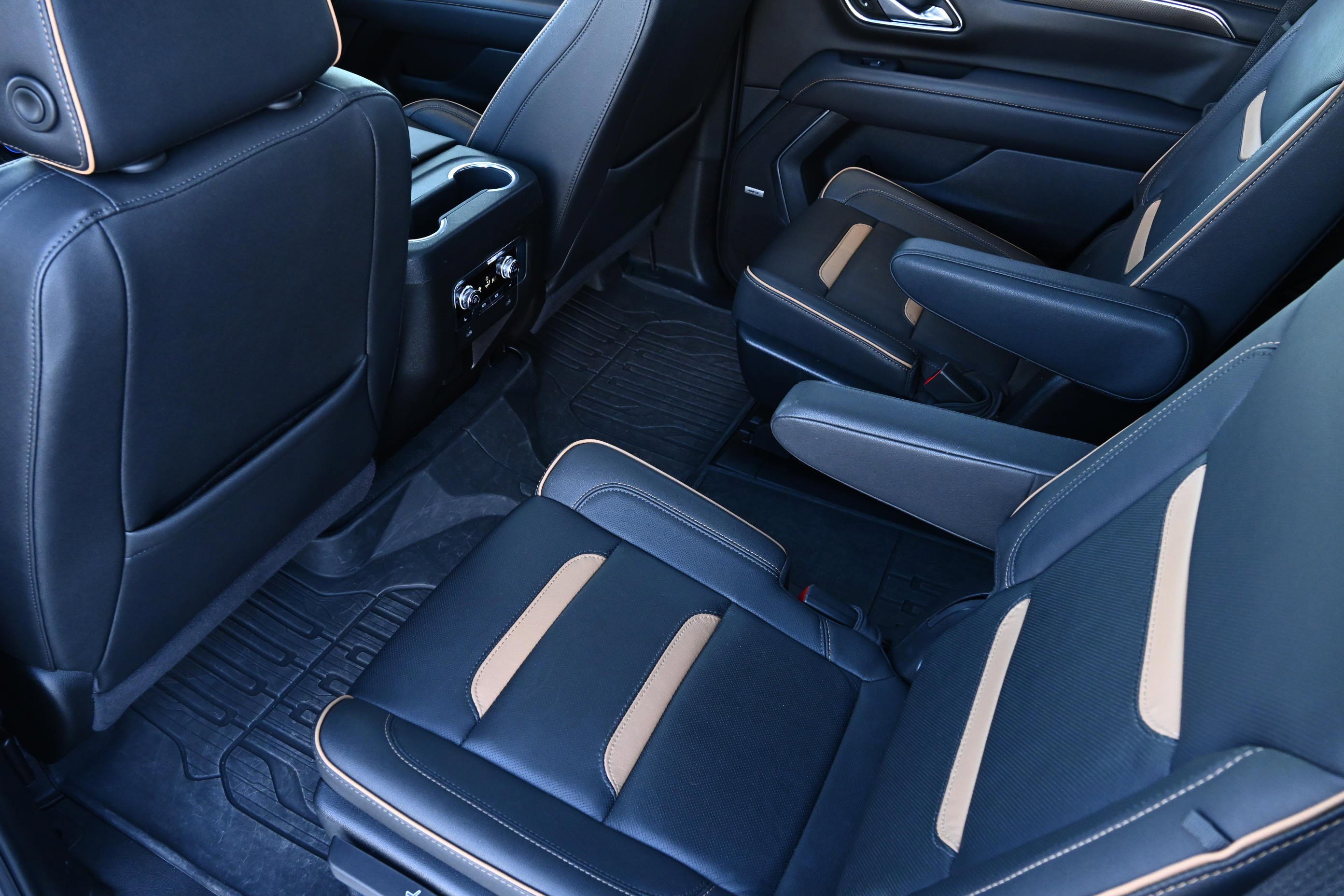 Used 2024 GMC Yukon AT4 w/ Technology Package image 11