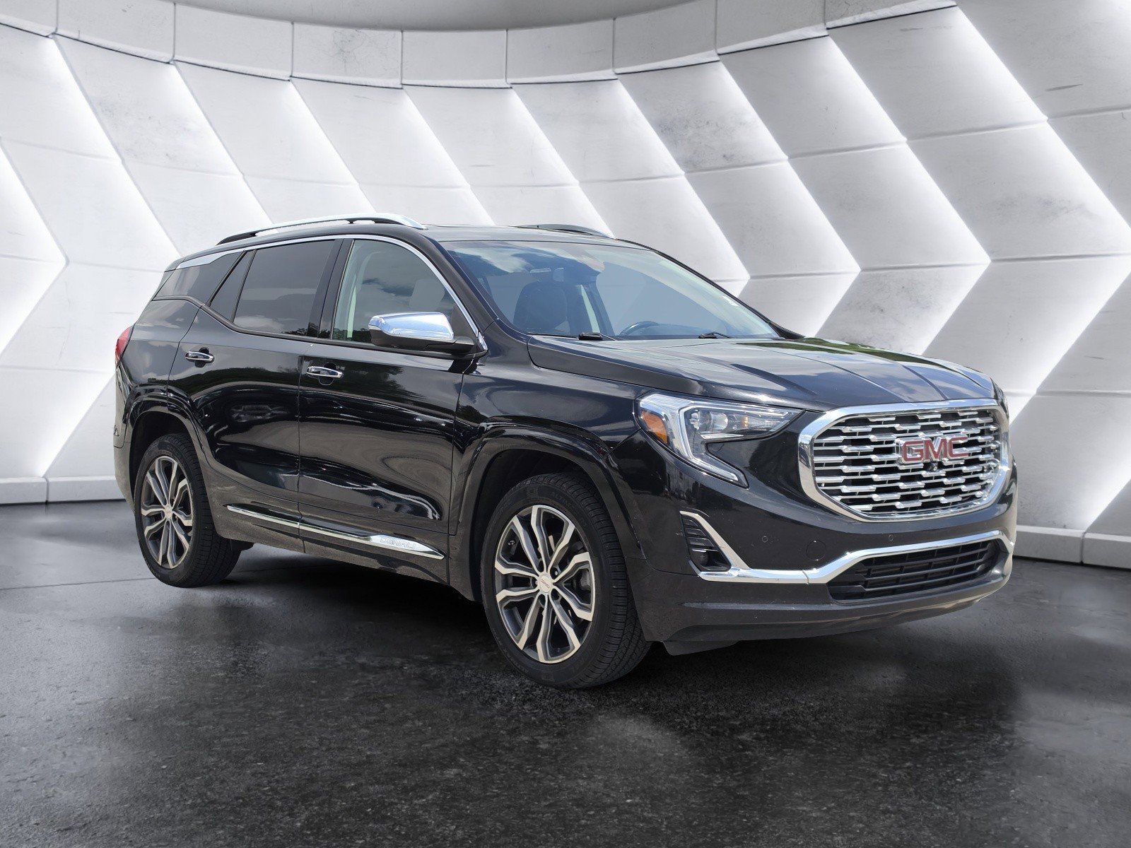 Used 2019 GMC Terrain Denali w/ Advanced Safety Package AWD/4WD image 1