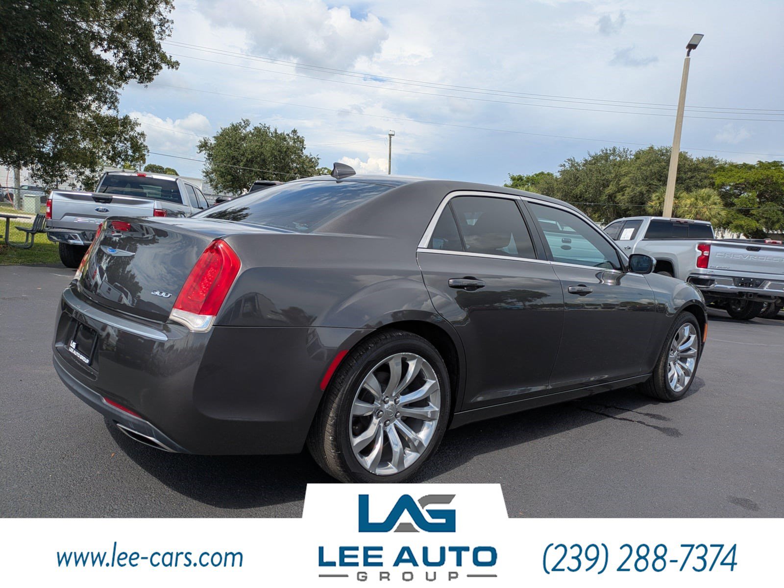 Used 2019 Chrysler 300 Touring w/ Chrome Appearance Package RWD image 3
