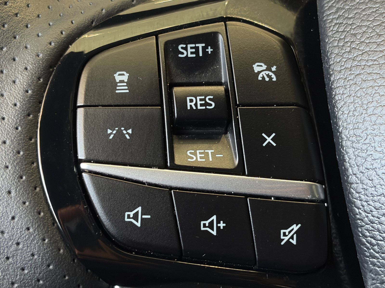 Used 2025 Ford Explorer ST AWD/4WD image 32