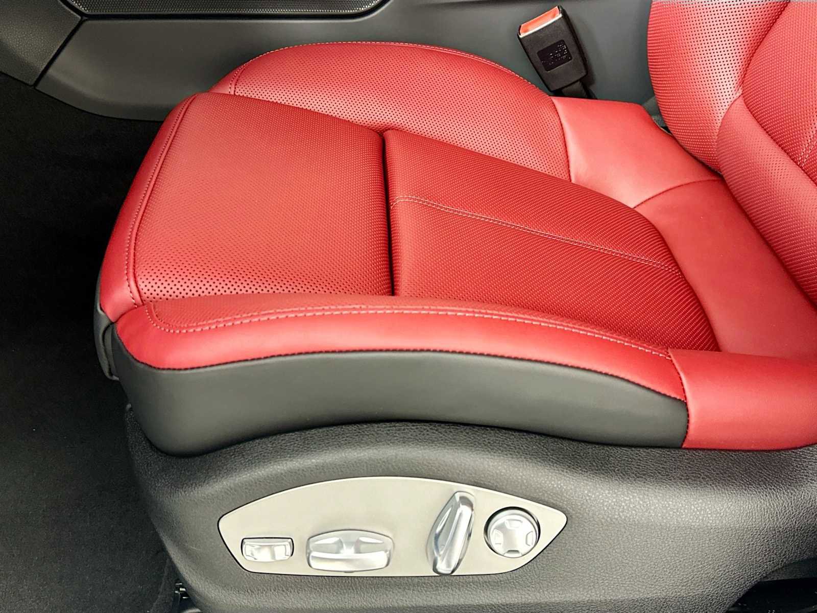 New 2025 Porsche Macan S image 12