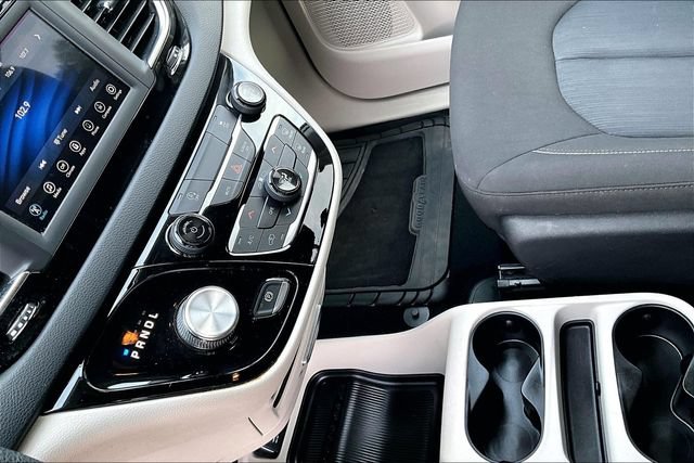 Used 2020 Chrysler Voyager L FWD image 16