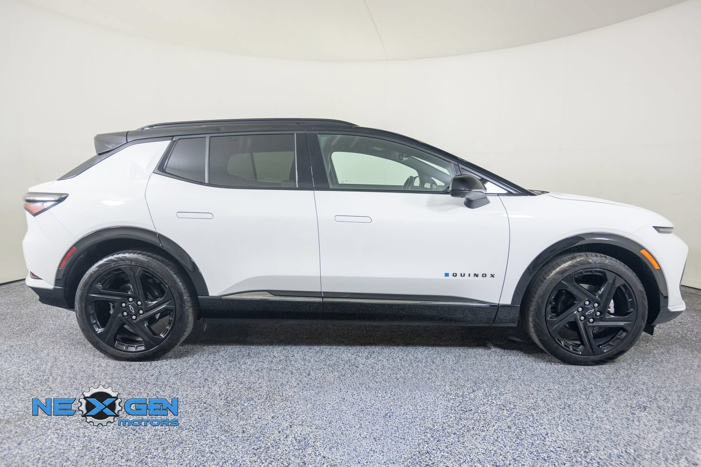 Used 2024 Chevrolet Equinox EV RS FWD image 9