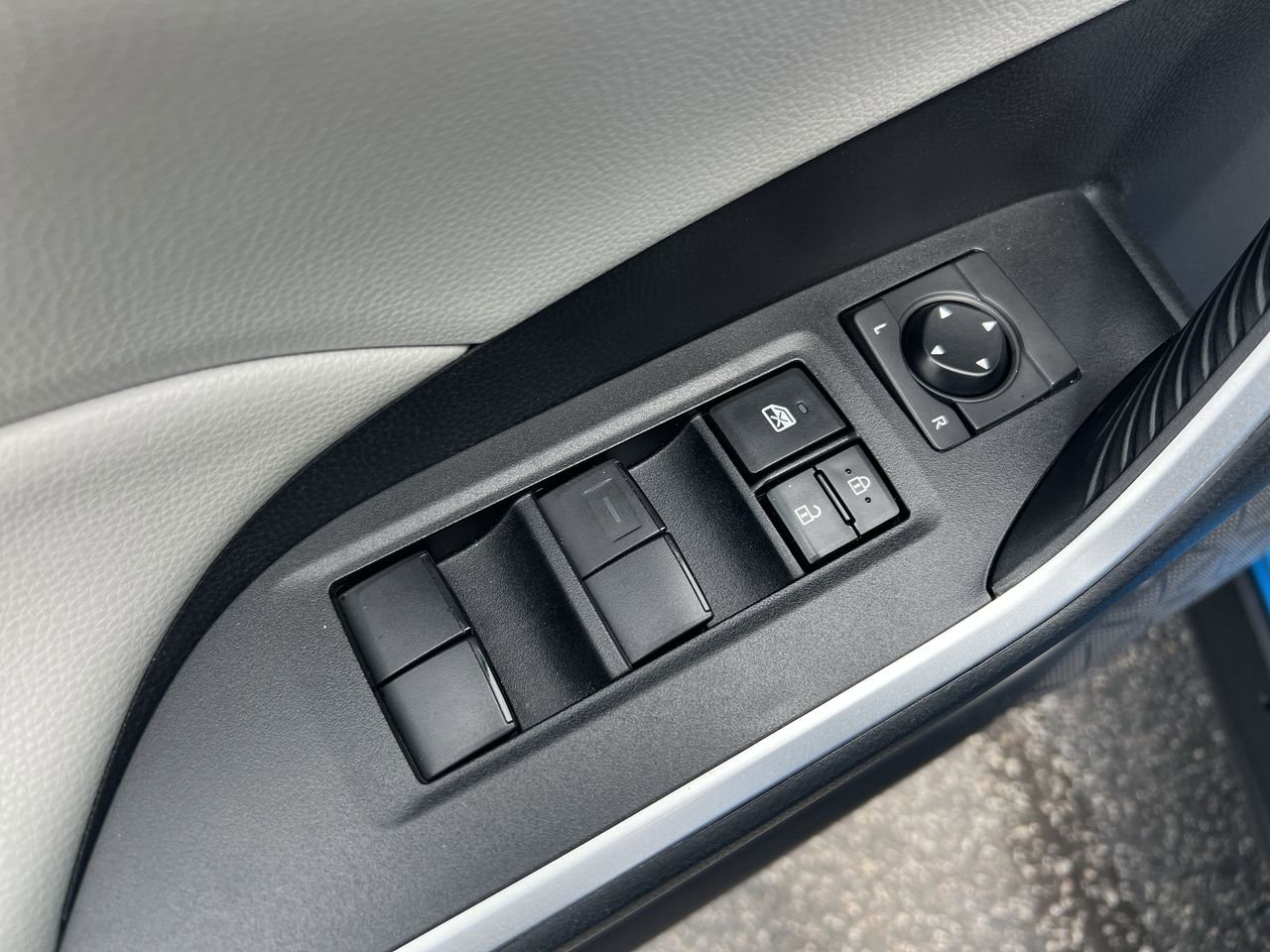 Used 2021 Toyota RAV4 XLE w/ Convenience Package FWD image 15