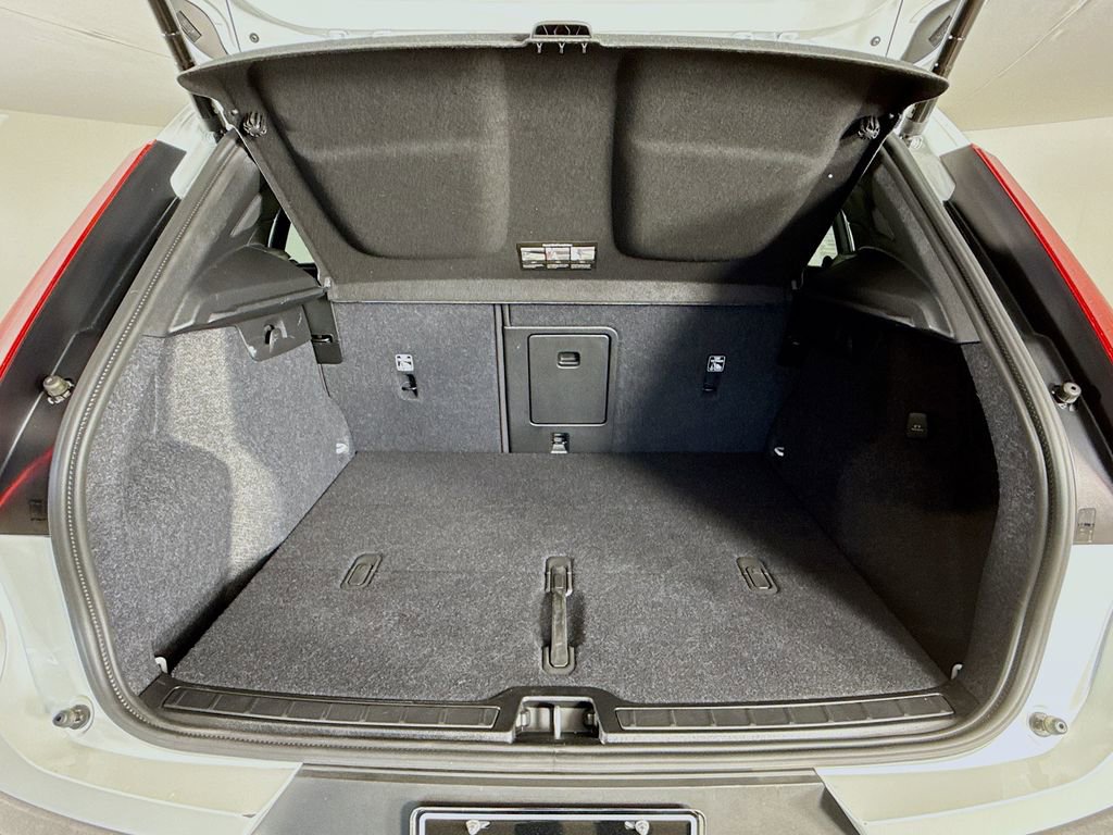 Used 2025 Volvo XC40 B5 Plus image 28