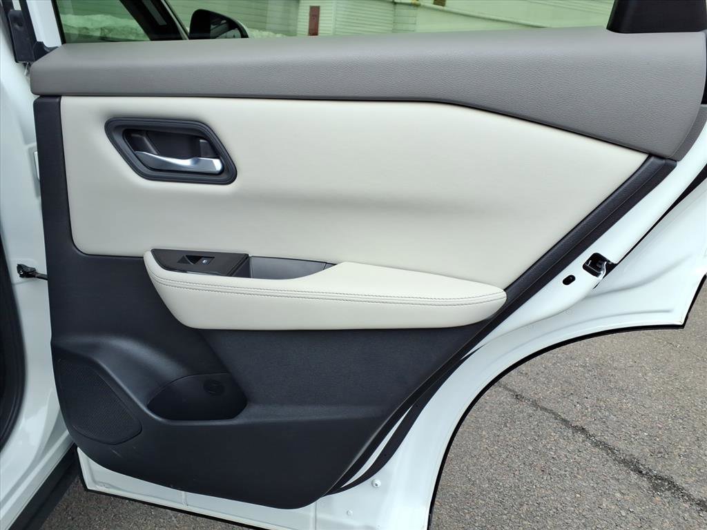 Used 2025 Nissan Rogue SV image 13