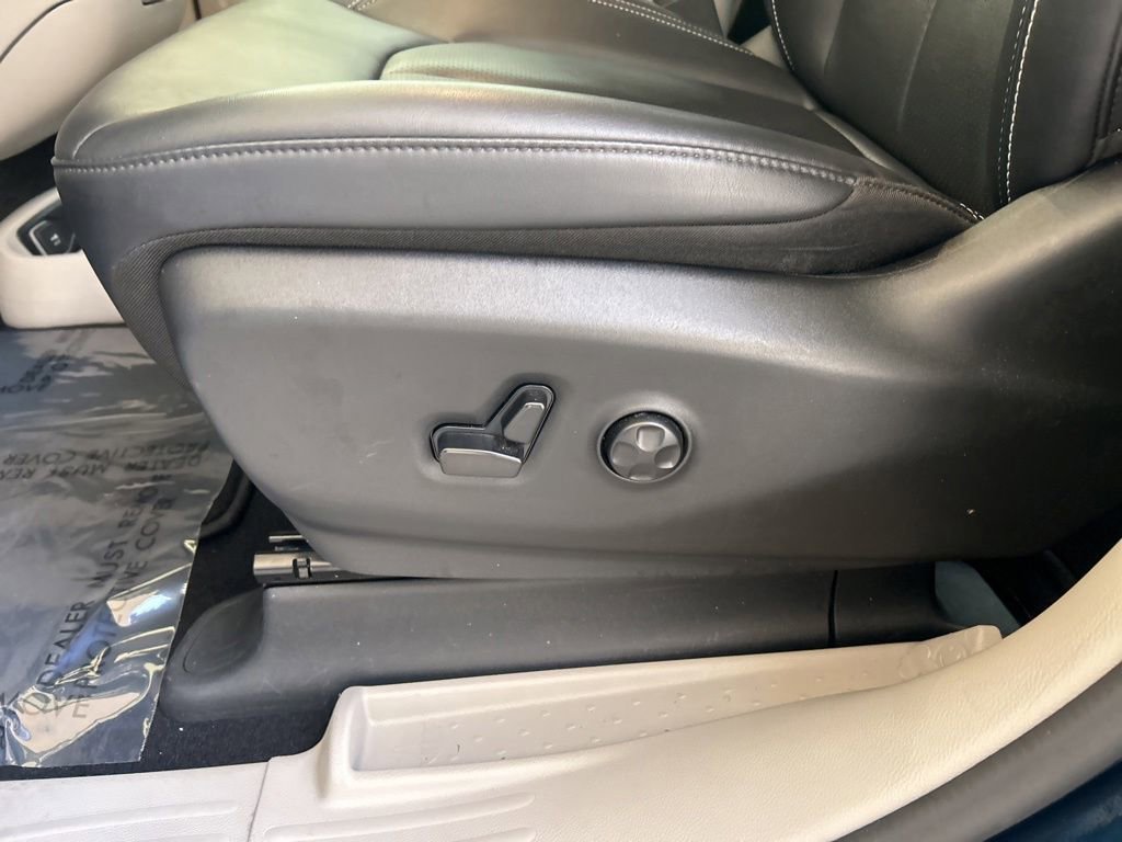Used 2024 Chrysler Pacifica Touring-L FWD image 46