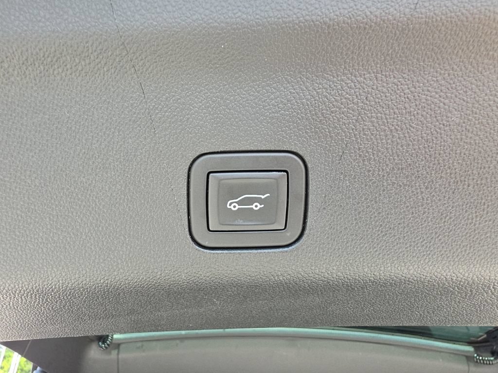 Used 2025 GMC Yukon XL Denali AWD/4WD image 12