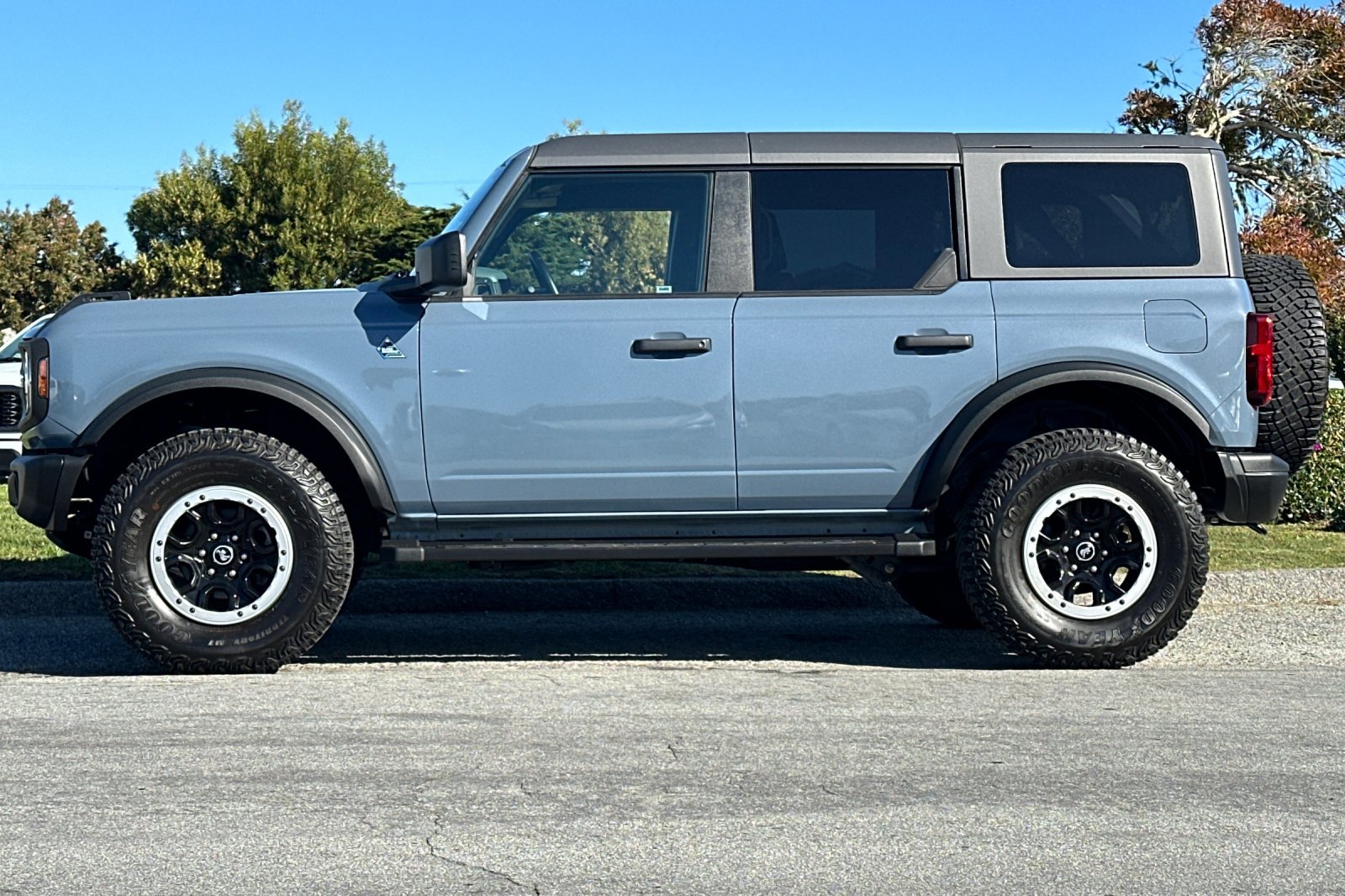 Used 2023 Ford Bronco Black Diamond w/ Sasquatch Package image 2