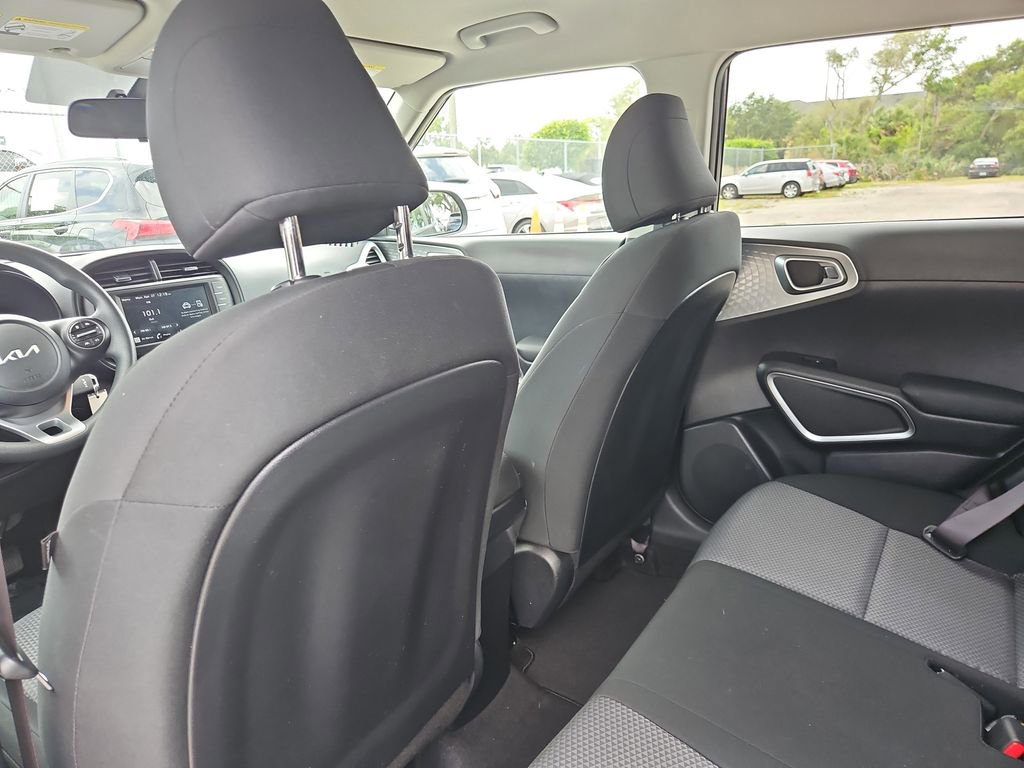 Used 2025 Kia Soul LX w/ LX Technology Package FWD image 11