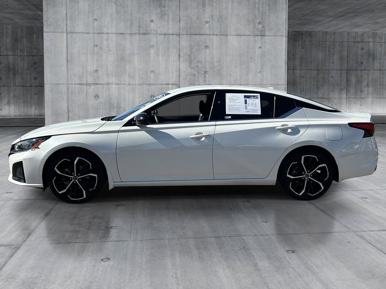Used 2024 Nissan Altima 2.5 SR FWD image 2