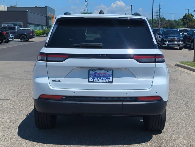 Used 2023 Jeep Grand Cherokee Altitude AWD/4WD image 4