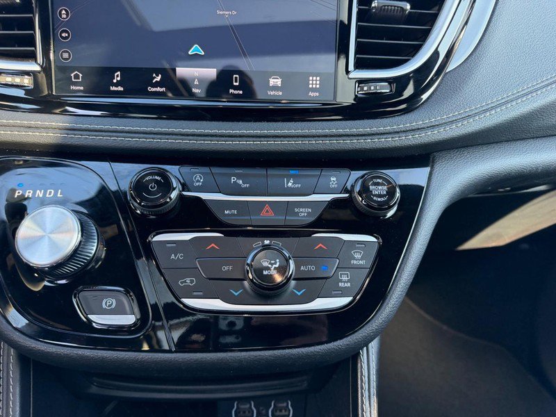 Used 2025 Chrysler Pacifica Limited FWD image 18