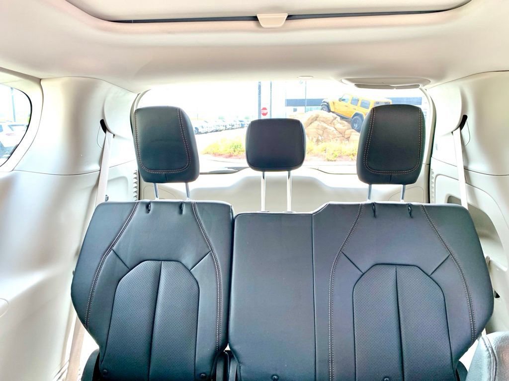 Used 2018 Chrysler Pacifica Touring-L Plus FWD image 15