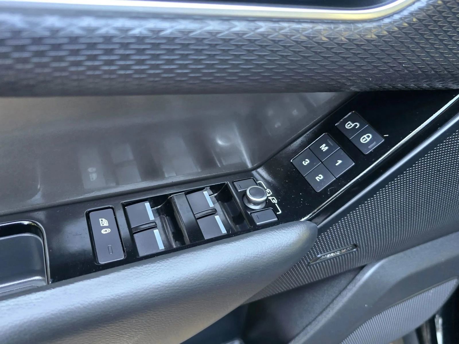 Used 2018 Land Rover Range Rover Velar S image 33