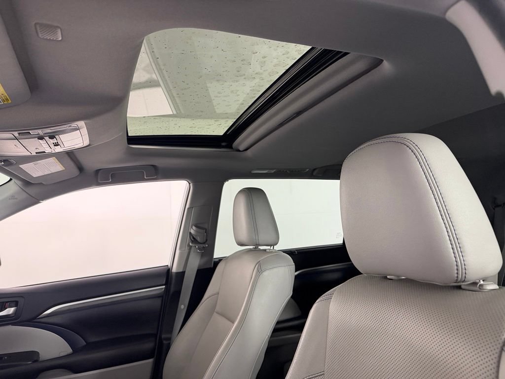Used 2019 Toyota Highlander Limited FWD image 25