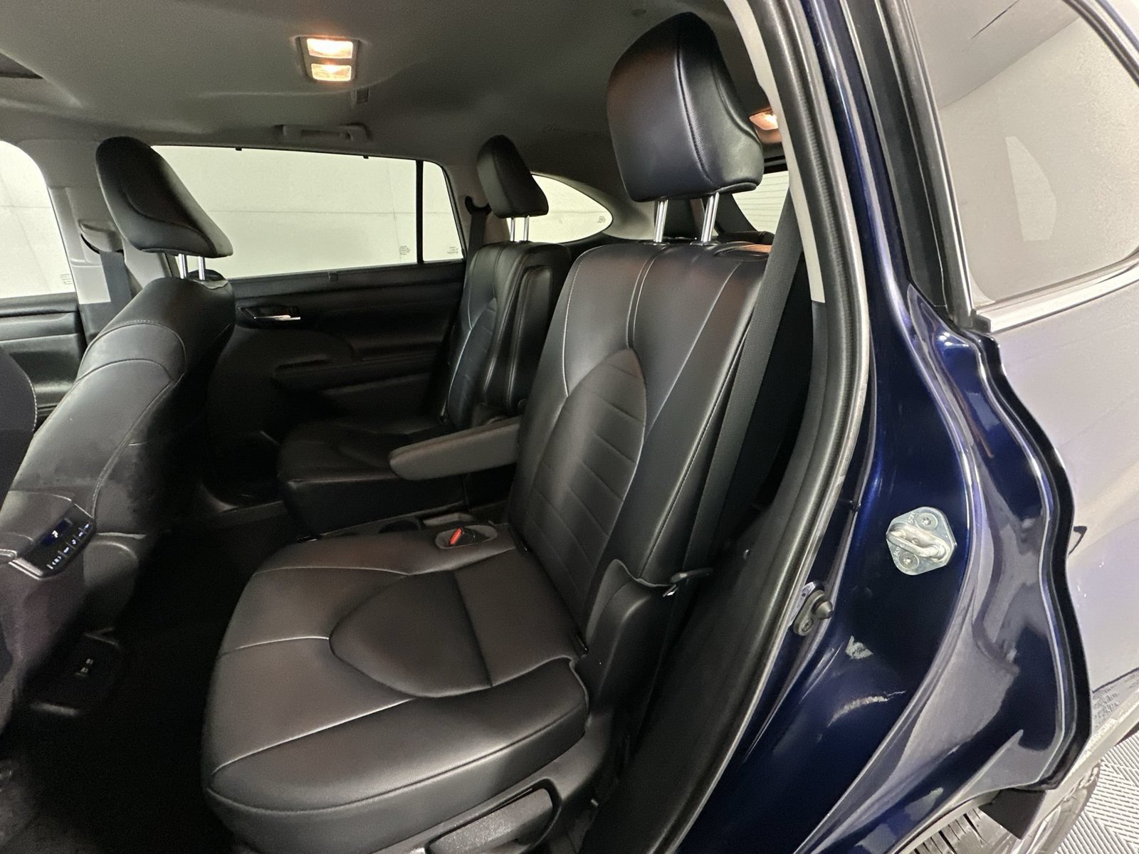 Used 2021 Toyota Highlander XLE FWD image 23