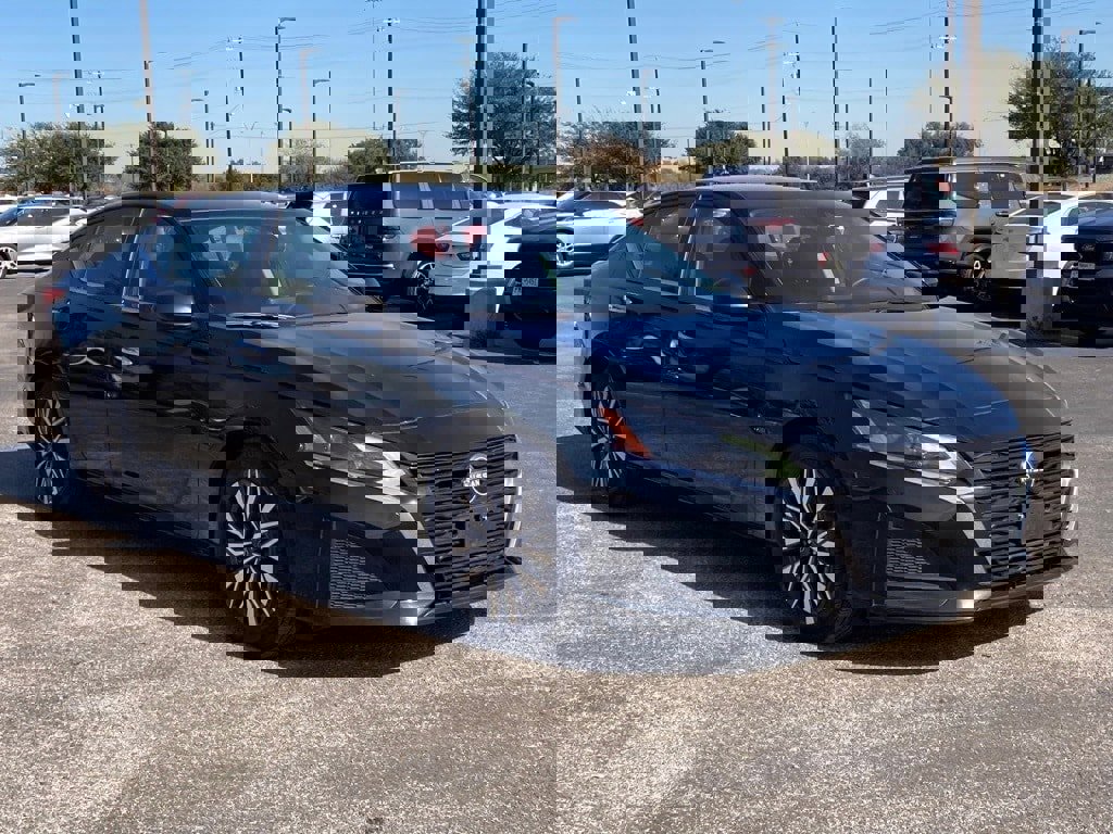 Used 2024 Nissan Altima 2.5 SV image 3