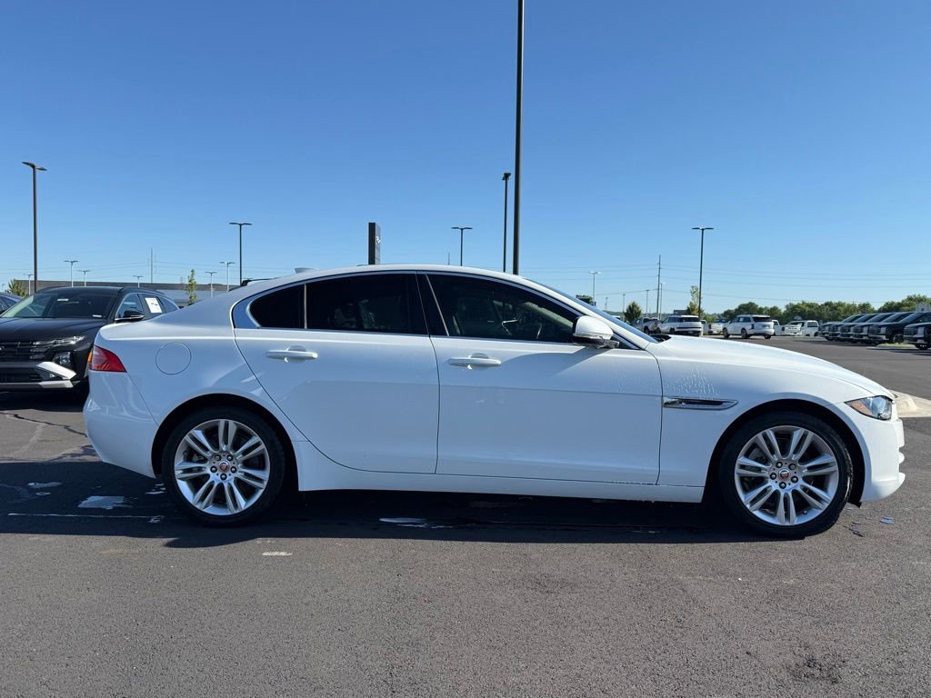 Used 2019 Jaguar XE Premium RWD image 4
