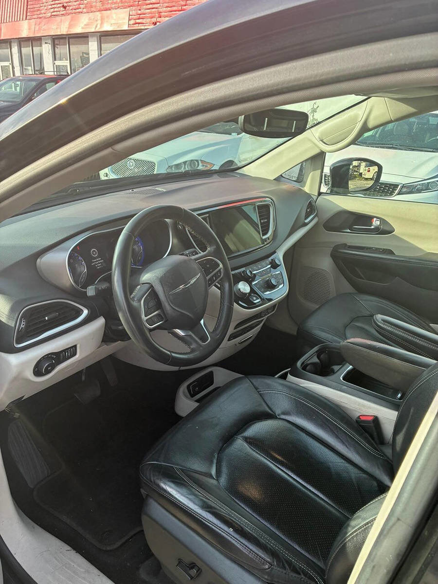 Used 2022 Chrysler Pacifica Touring-L w/ Uconnect Theater Family Group FWD image 5