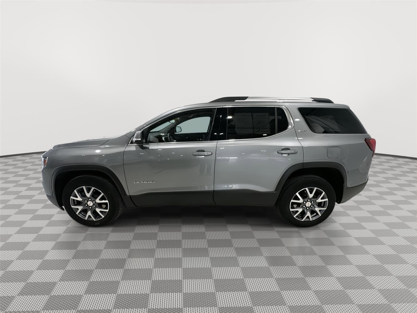 Used 2023 GMC Acadia SLT w/ Preferred Package image 2