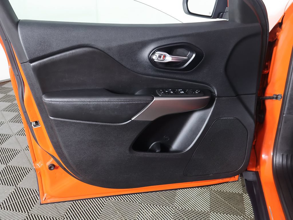 Used 2021 Jeep Cherokee Latitude FWD image 19