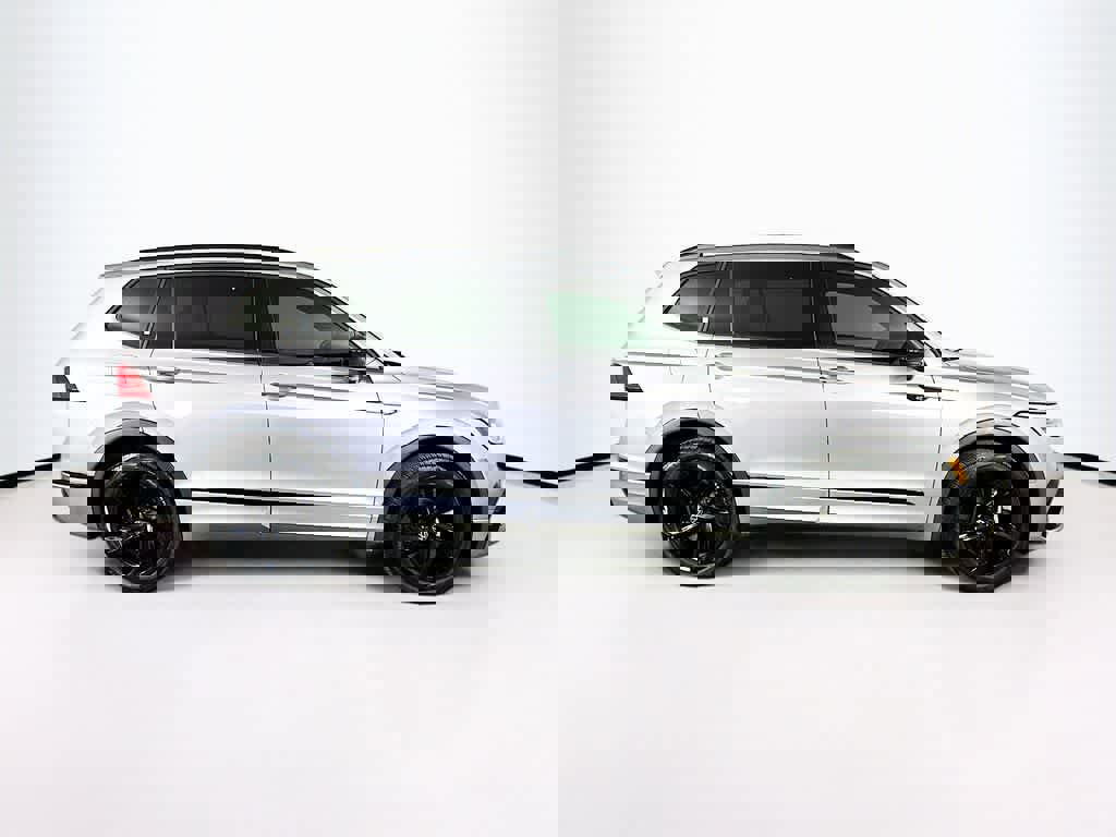 Used 2023 Volkswagen Tiguan SE R-Line image 27