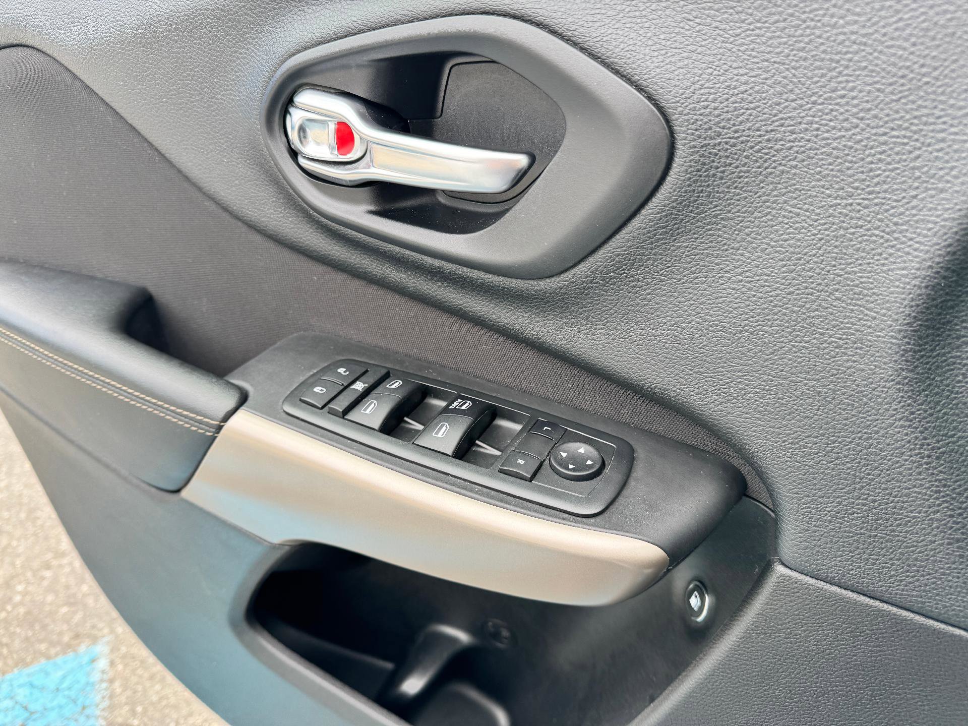 Used 2018 Jeep Cherokee Latitude w/ Cold Weather Group image 24