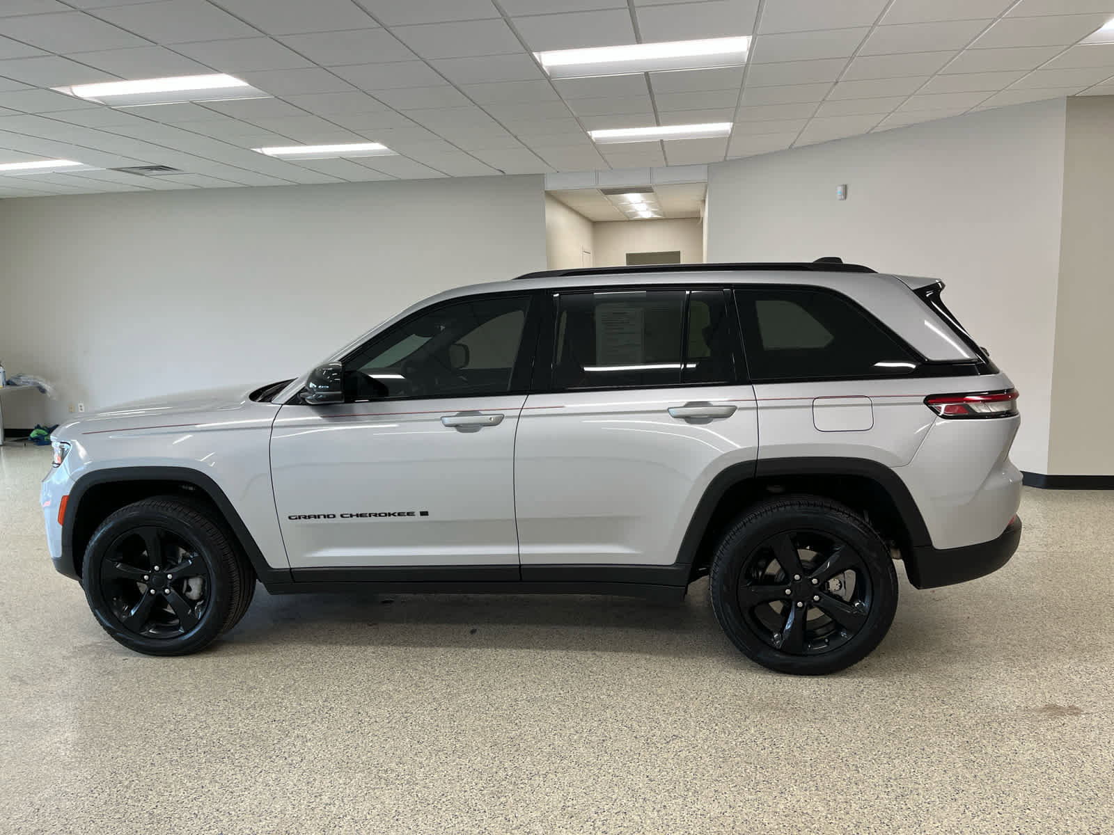 Used 2024 Jeep Grand Cherokee Limited w/ Black Appearance Package AWD/4WD image 6