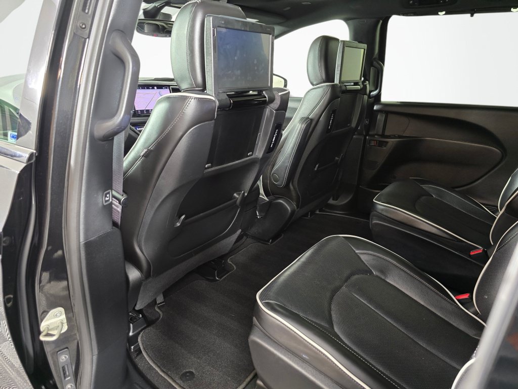 Used 2023 Chrysler Pacifica Limited w/ Uconnect Theater Family Group FWD image 35