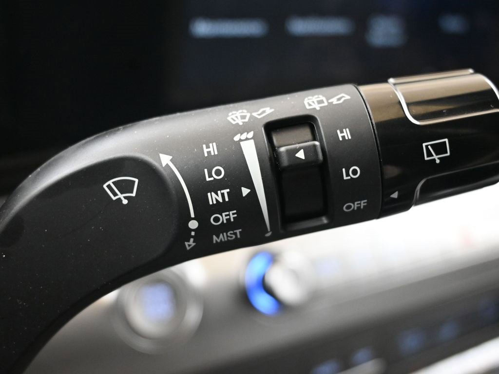 Certified 2025 Hyundai Kona SEL image 29