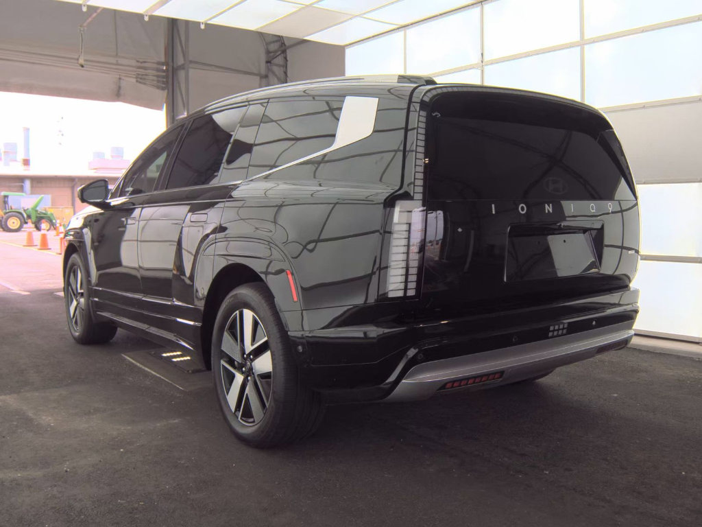 Used 2026 Hyundai Ioniq 9 SEL image 4