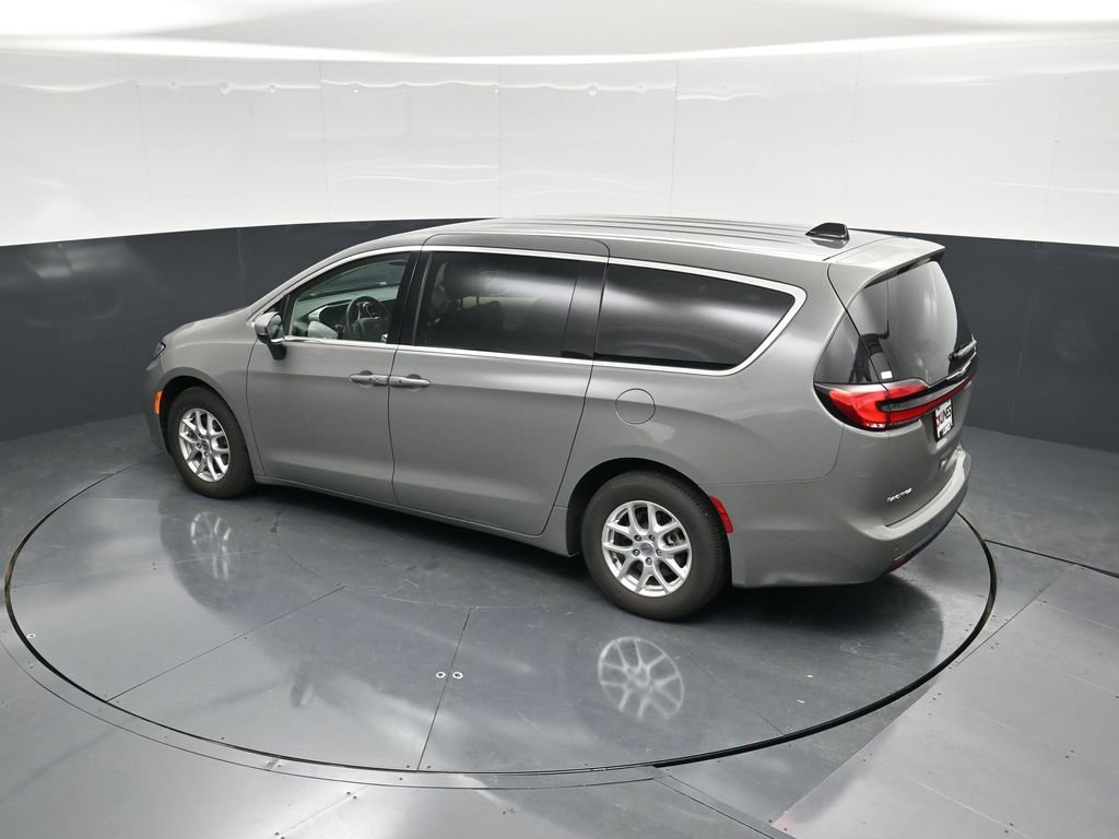 Used 2023 Chrysler Pacifica Touring-L image 46