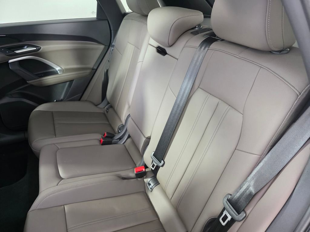 Used 2025 Audi Q5 Premium image 16