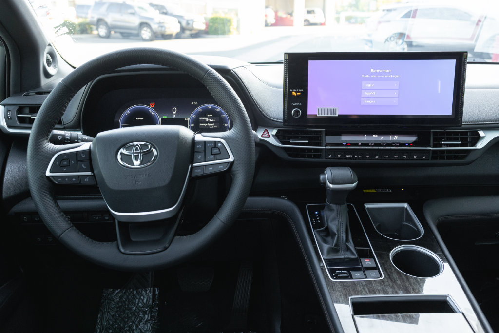 Certified 2025 Toyota Sienna Platinum AWD/4WD image 27