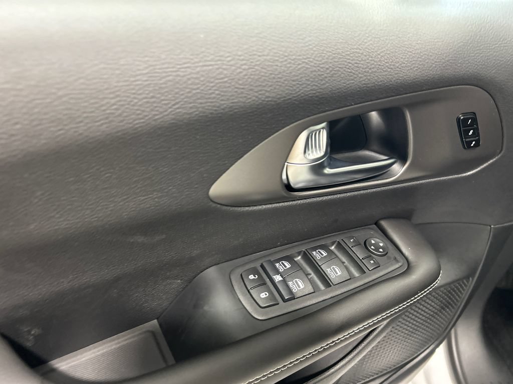 New 2027 Chrysler Pacifica Select FWD image 14