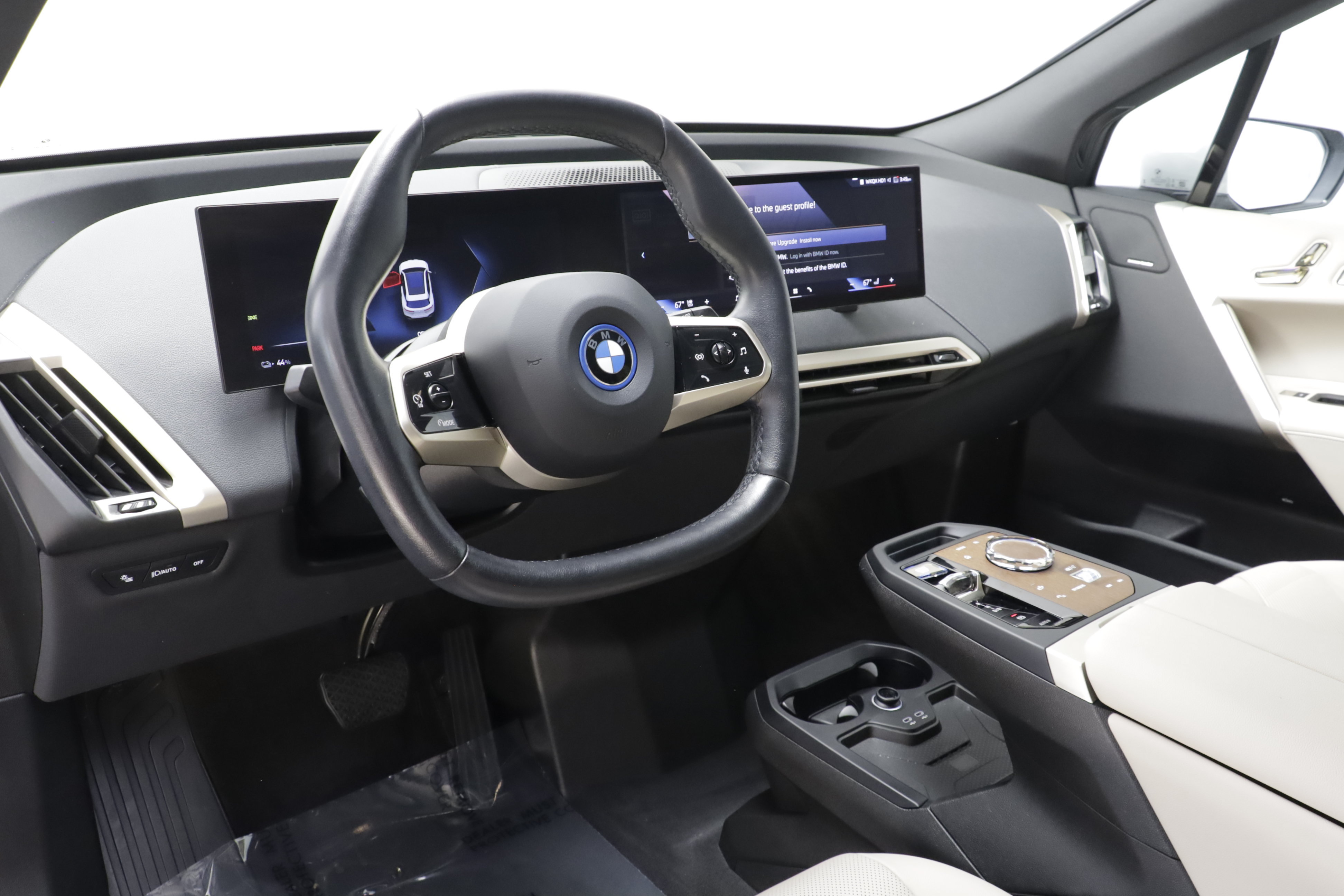 Used 2024 BMW iX xDrive50 w/ Premium Package AWD/4WD image 7
