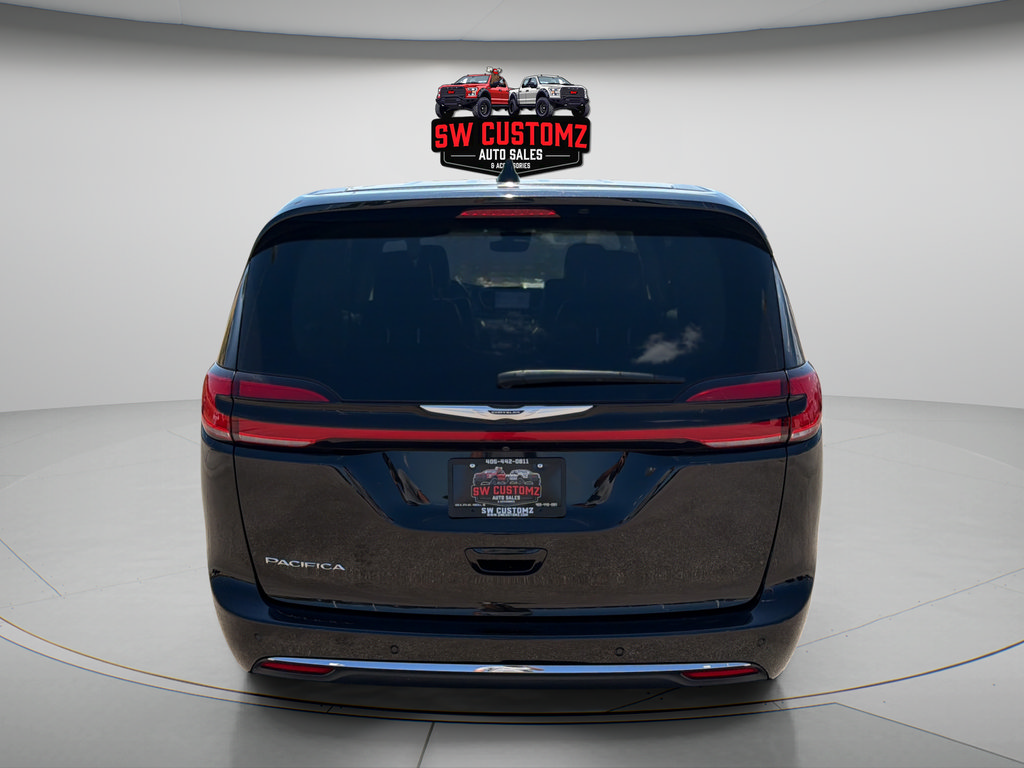 Used 2024 Chrysler Pacifica Touring-L FWD image 6