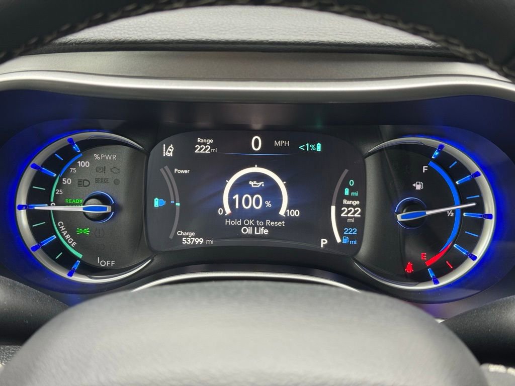 Used 2023 Chrysler Pacifica Touring-L image 2