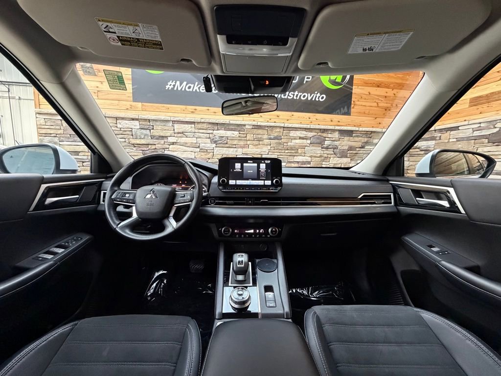 Used 2023 Mitsubishi Outlander SE image 16