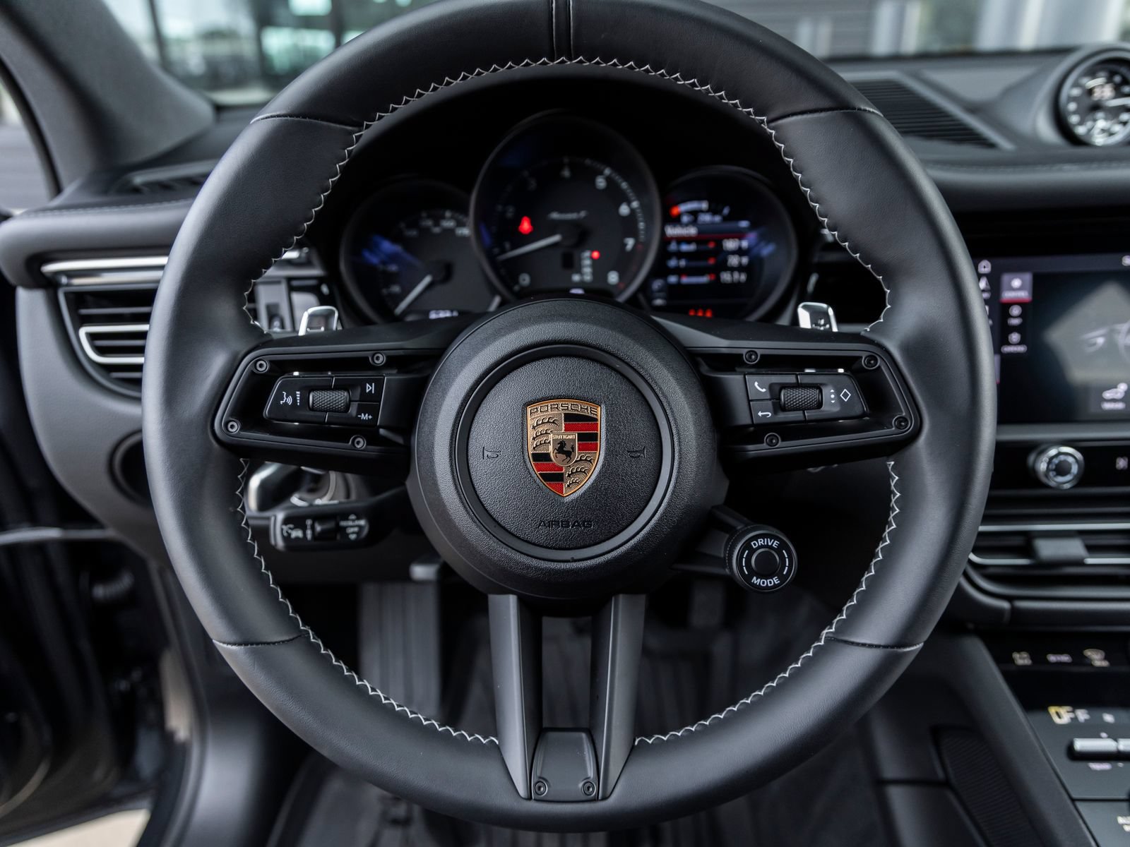 Certified 2025 Porsche Macan Turbo AWD/4WD image 23