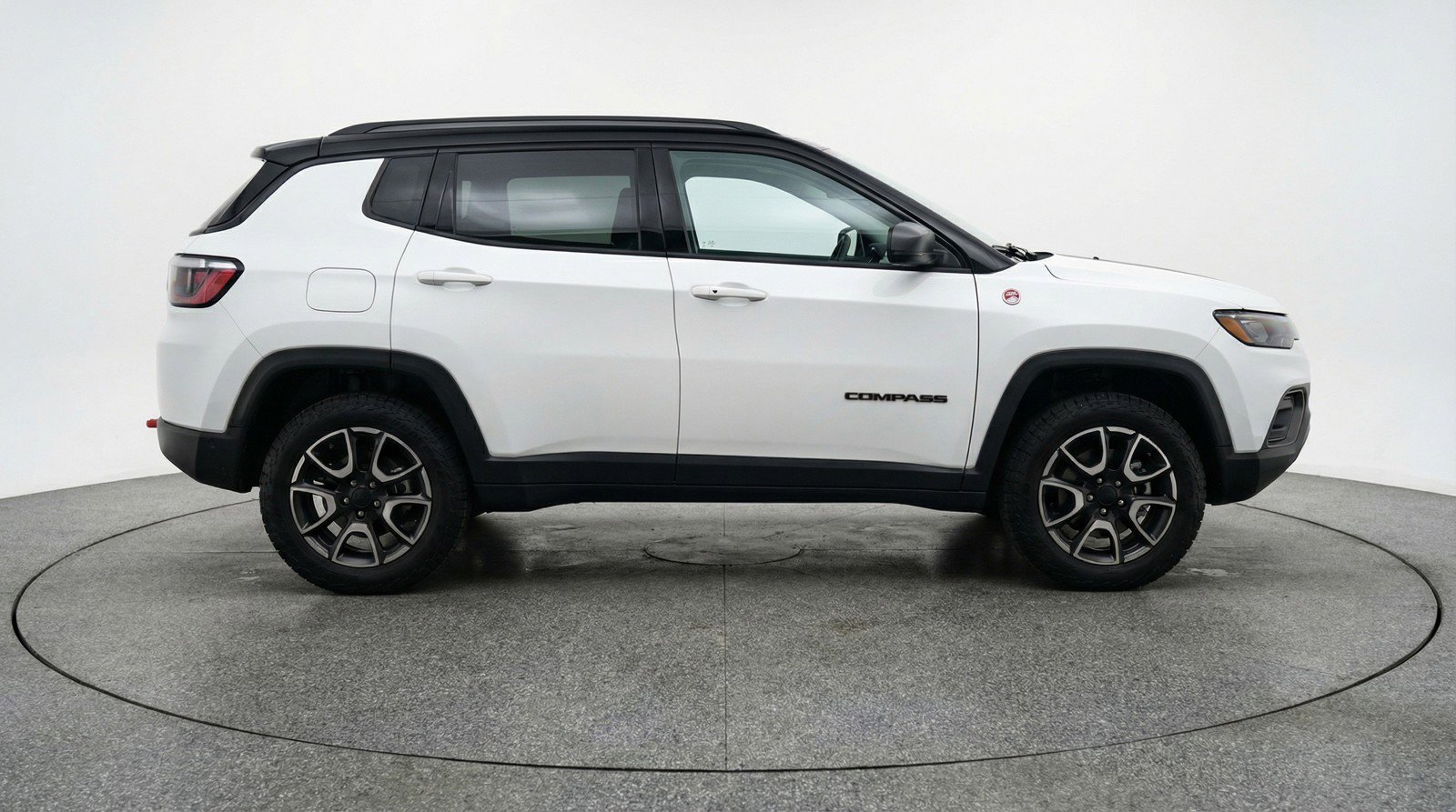 Used 2025 Jeep Compass Trailhawk image 11