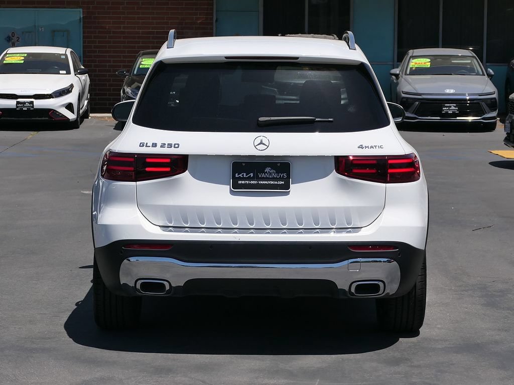 Used 2025 Mercedes-Benz GLB 250 4MATIC image 5